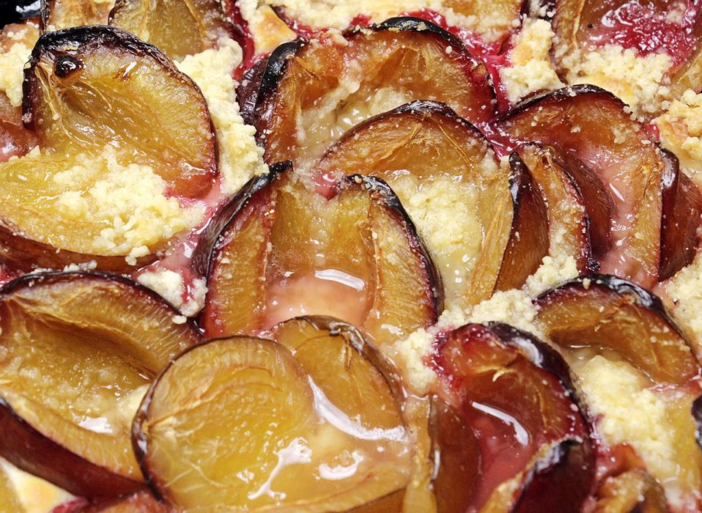 plums, crumble cake, pastry-3641851.jpg